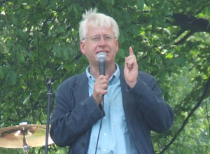 Mark Lazarowicz, MP for Leith & North Edinburgh calling on people to sign the petition at the Leith Gala this June