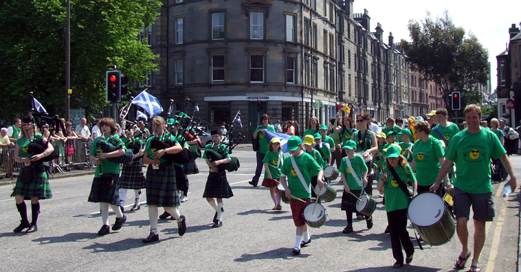 Green t-shirted pipers and drummers