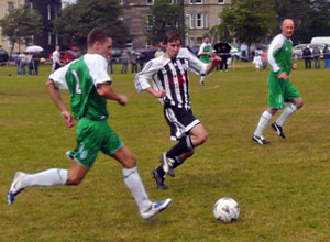 Hibs Legend getting the ball bast an Atletic midfielder