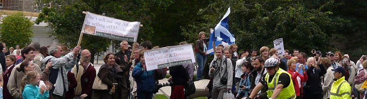 Spectators lined up to the right of Our Dynamic Earth